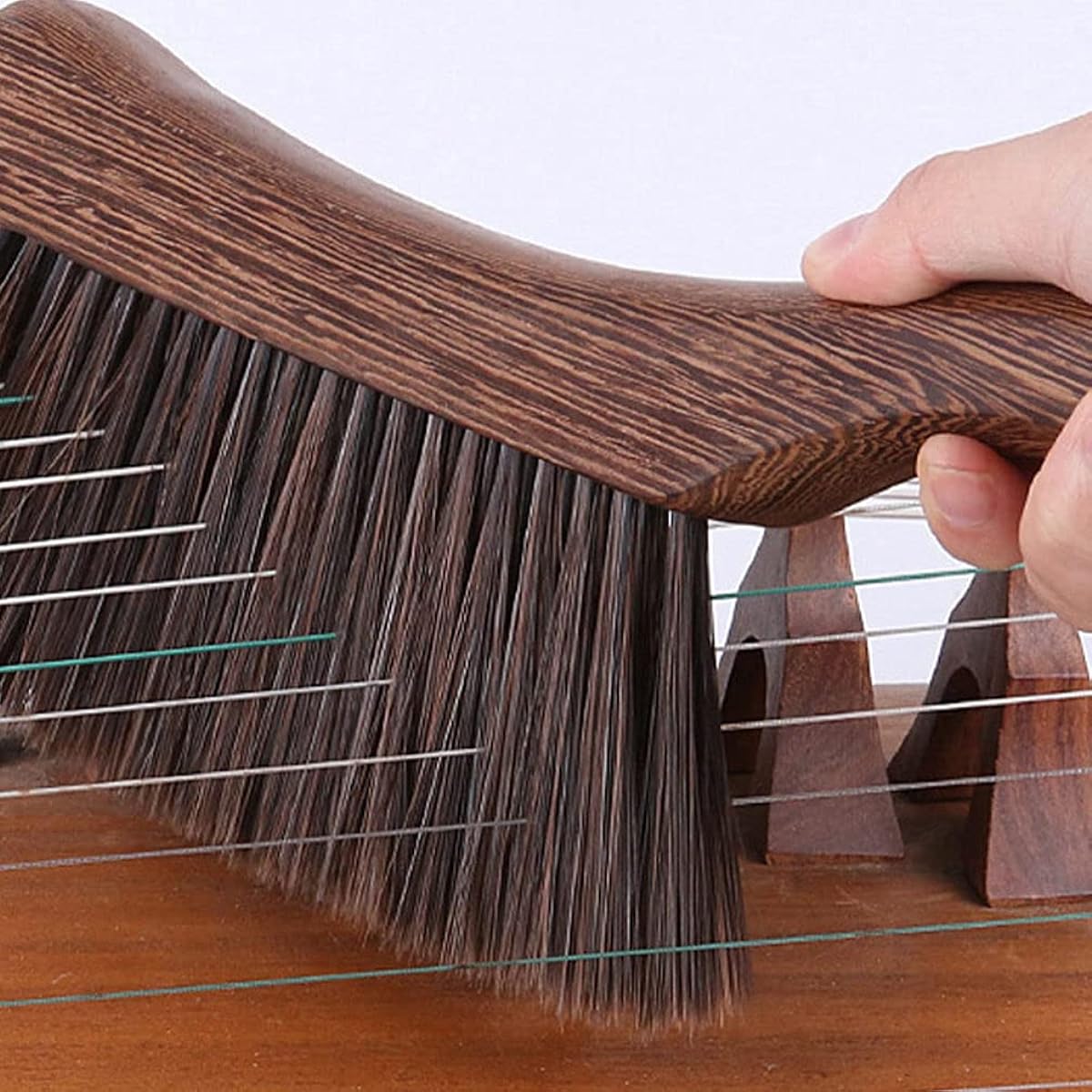 MILISTEN Guzheng クリーニングブラシ 楽器クリーニングブラシ ソフト木製ハンドルブラシ (コーヒー)