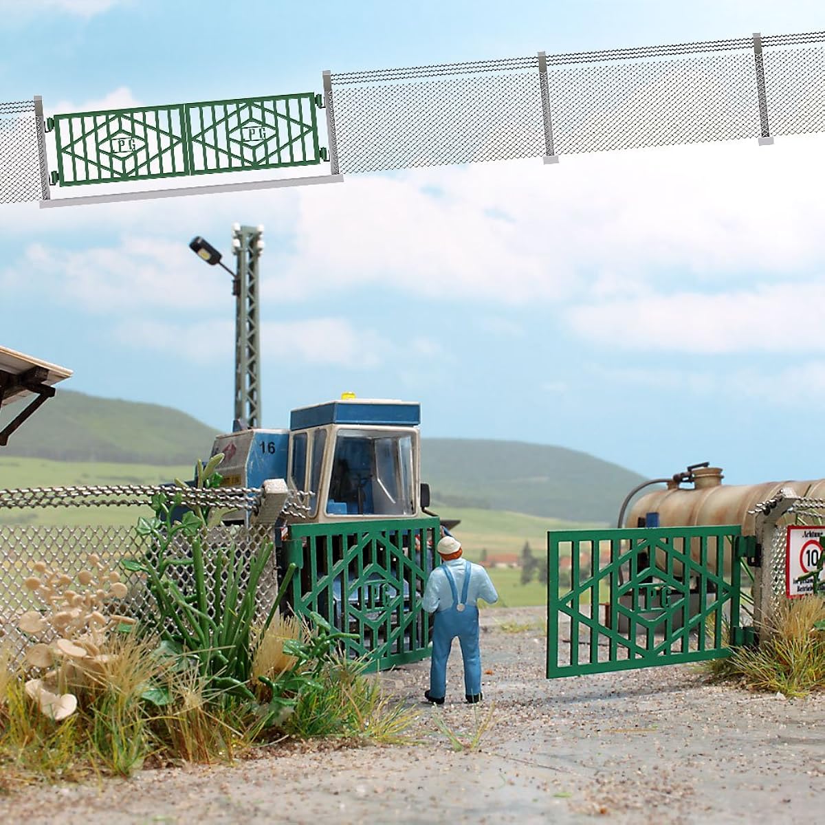 Busch Environnement - BUE1019 - Railway Model Making - Access portal with Mats and Trellis
