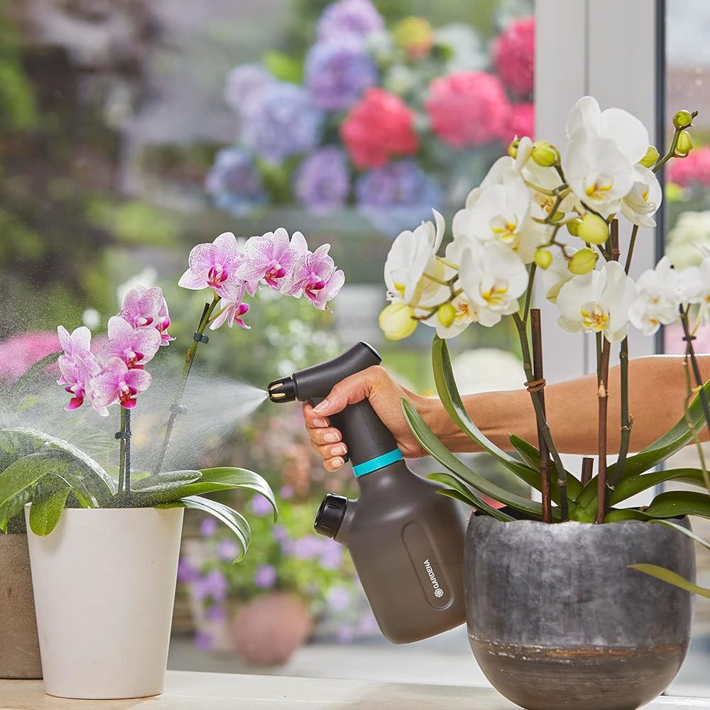 GARDENA Mist Spray 1L EasyPump AA x 2 Battery Operated [Can spray even when tilted] [Switchable spray type with brass nozzle] [German gardening brand] 11114-20