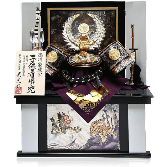 [Dolls from Fushimiya] [Compactly storable helmet] [Helmet worn by children] [Military commander] 30-size helmet worn by Tokugawa Ieyasu, red and black dragon and tiger folding screen decoration: made by Takemitsu [May doll] [Helmet decoration]
