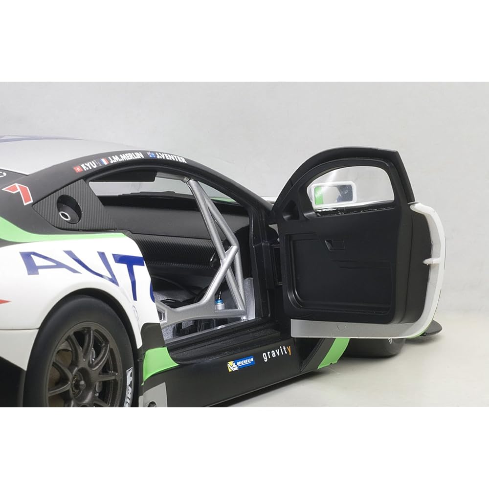 AUTOart 1/18 Aston Martin V12 Vantage 2015 #99 (Bathurst 12 Hour Race)