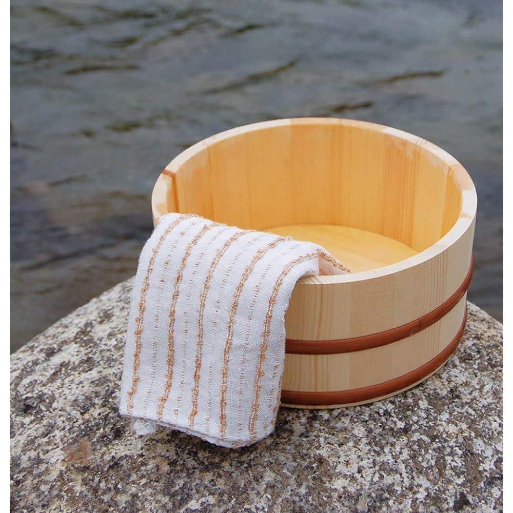 Water-resistant and durable Hinoki bathtub Round copper hoop Diameter 22.5 x Height 11.5cm Made in Japan Enjoy a bit of a hot spring inn feeling with the wooden tub Enver Helluk (R)