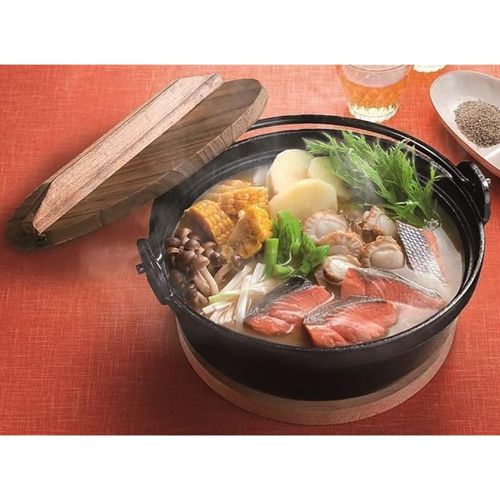 Irori pot with wooden lid, 26 cm / for 4-5 people, made of cast iron, gas fire, IH compatible, authentic iron pot for inn-style meals, heat storage and soft heat, hot pot dishes, boiled tofu, oden, udon, ramen, etc.