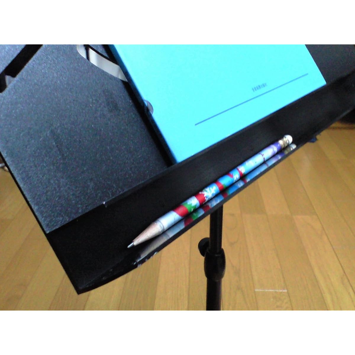 Cello design cut-out music stand