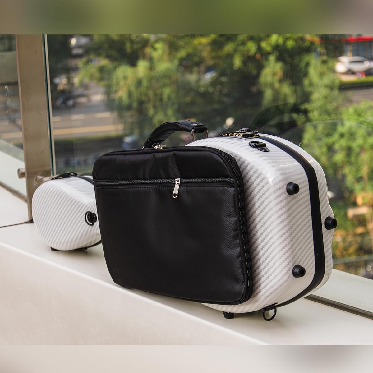 Christina A qinfubao with a hygrometer installed inside a carbon fiber random violin case