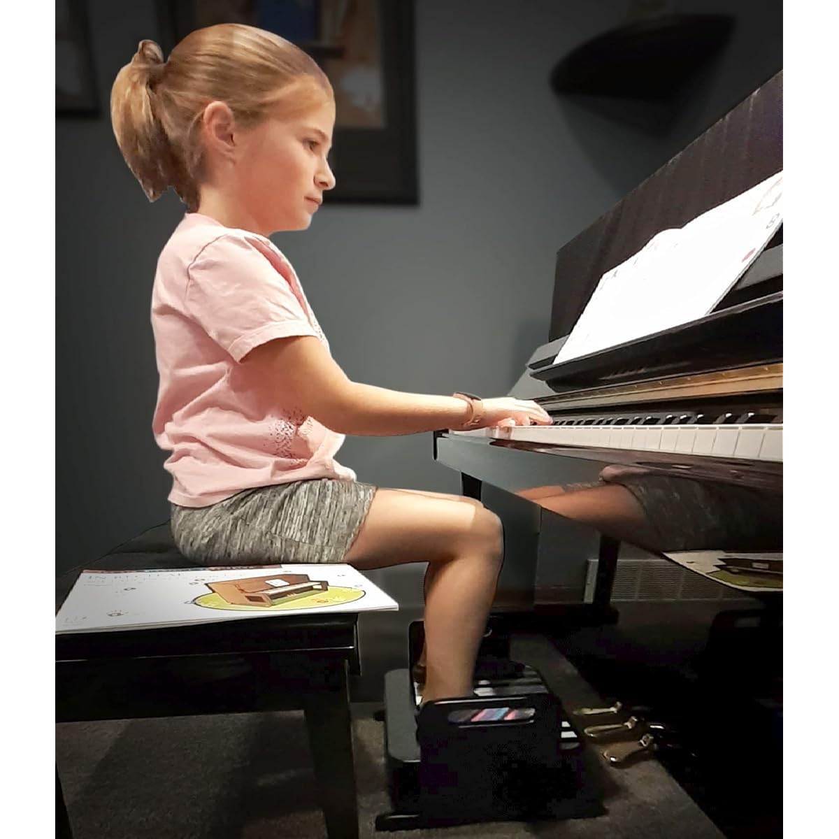 An ideal piano footrest that improves posture and form.Easy to get tired.Each student can adjust the ideal height.