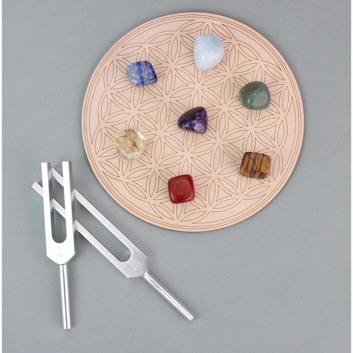 Tuning Fork with Chakra Healing Crystal Kit, 417Hz & 963Hz Solfeggio Frequencies, Meditation & Relaxation, Self-Care Gifts for Women, Recyclable Packaging (Shiny Silver)