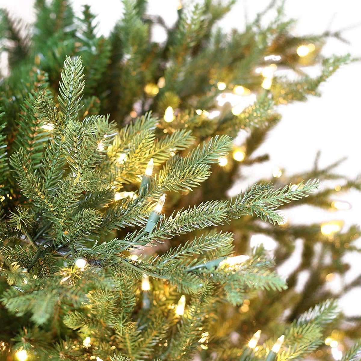 Puleo International 9' Pre-Lit Balsam Fir Artificial Christmas Tree with 1000 Clear Lights, Green