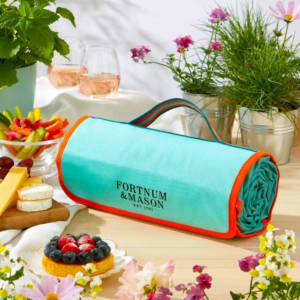 Fortnum & Mason [Fortnum & Mason] Nile Light Blue Striped Made from Recycled PET Bottle, Compact and Portable with Handle, Picnic Mat, Leisure Sheet, Mat [Parallel Import]