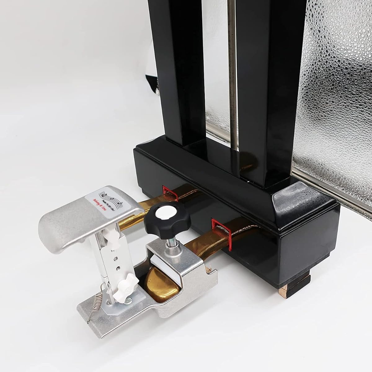 Piano auxiliary pedal Pedal PLUS Do (Pedal Plus Do) Manufacturer: Behning & Sons (with cleaning cloth) Assists piano pedals Easy vertical adjustment without tools