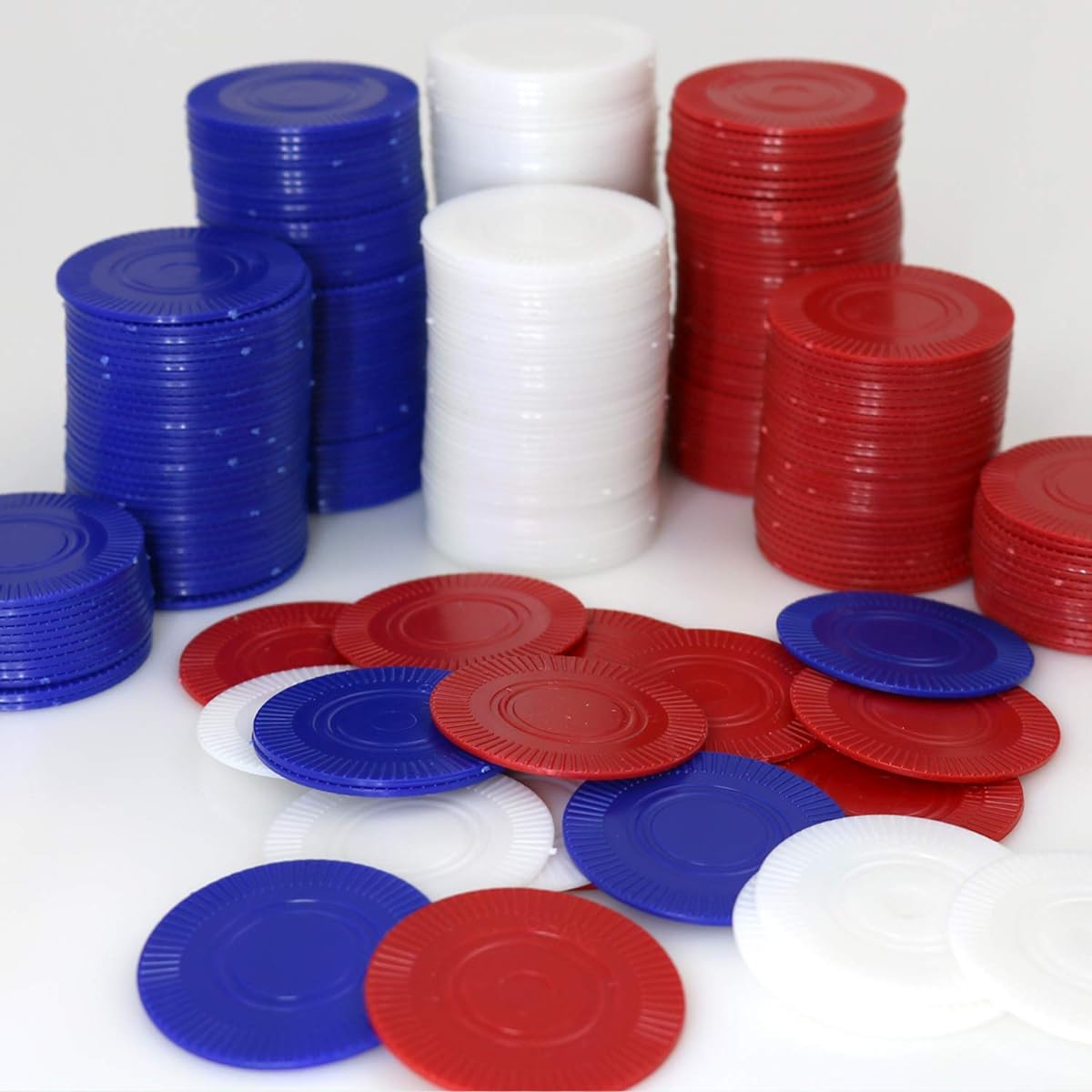 GiftExpress Plastic Poker Chips Set of 300 for Kids Game Play, Math Learning, Bingo Games, 100 of Each Red, White and Blue