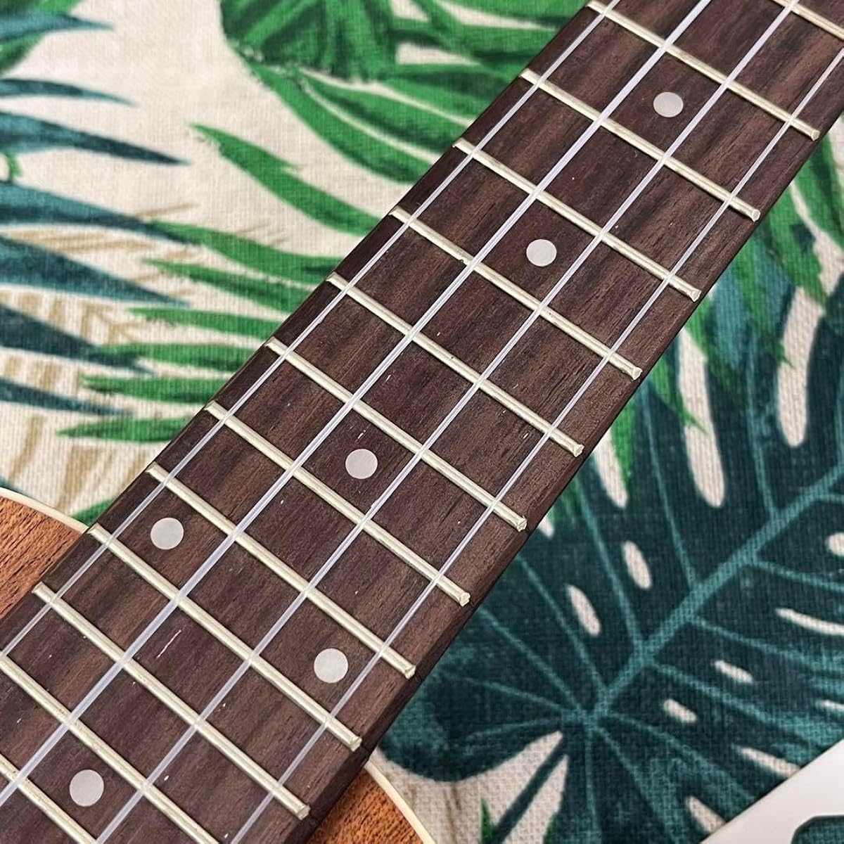 Beginner's set: Cute heart-shaped mahogany soprano ukulele. Ukulele specialty store.