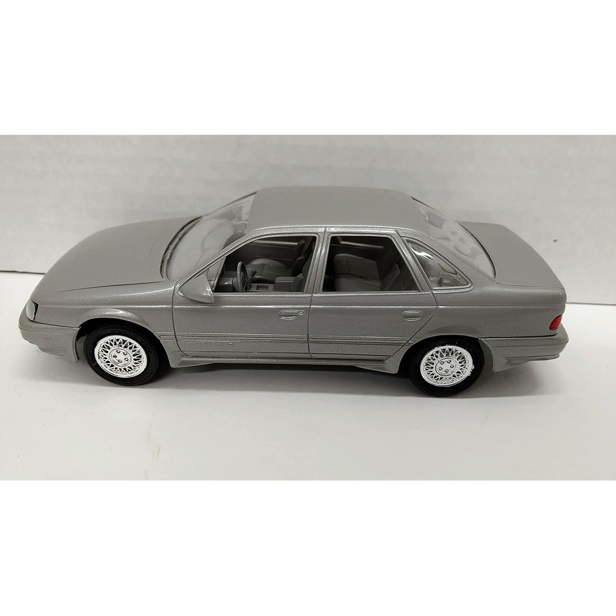 AMT 6054 1989 Taurus SHO 1:25 Scale Built-up Plastic Promo - Light Titanium Metallic