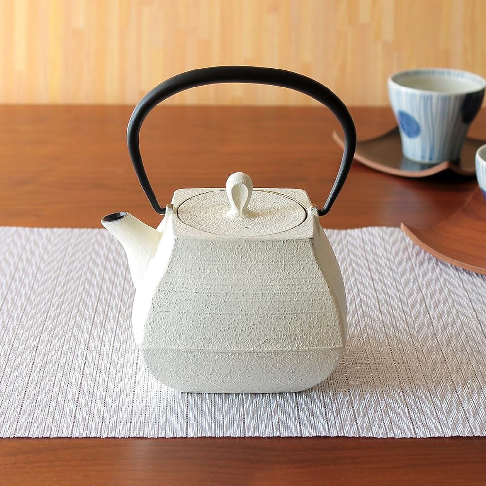 Nanbu Tekki Teapot: Ichichudo Teapot Sekitei 0.7L Premium Ivory W15.5xD12.5xH17.5(cm)