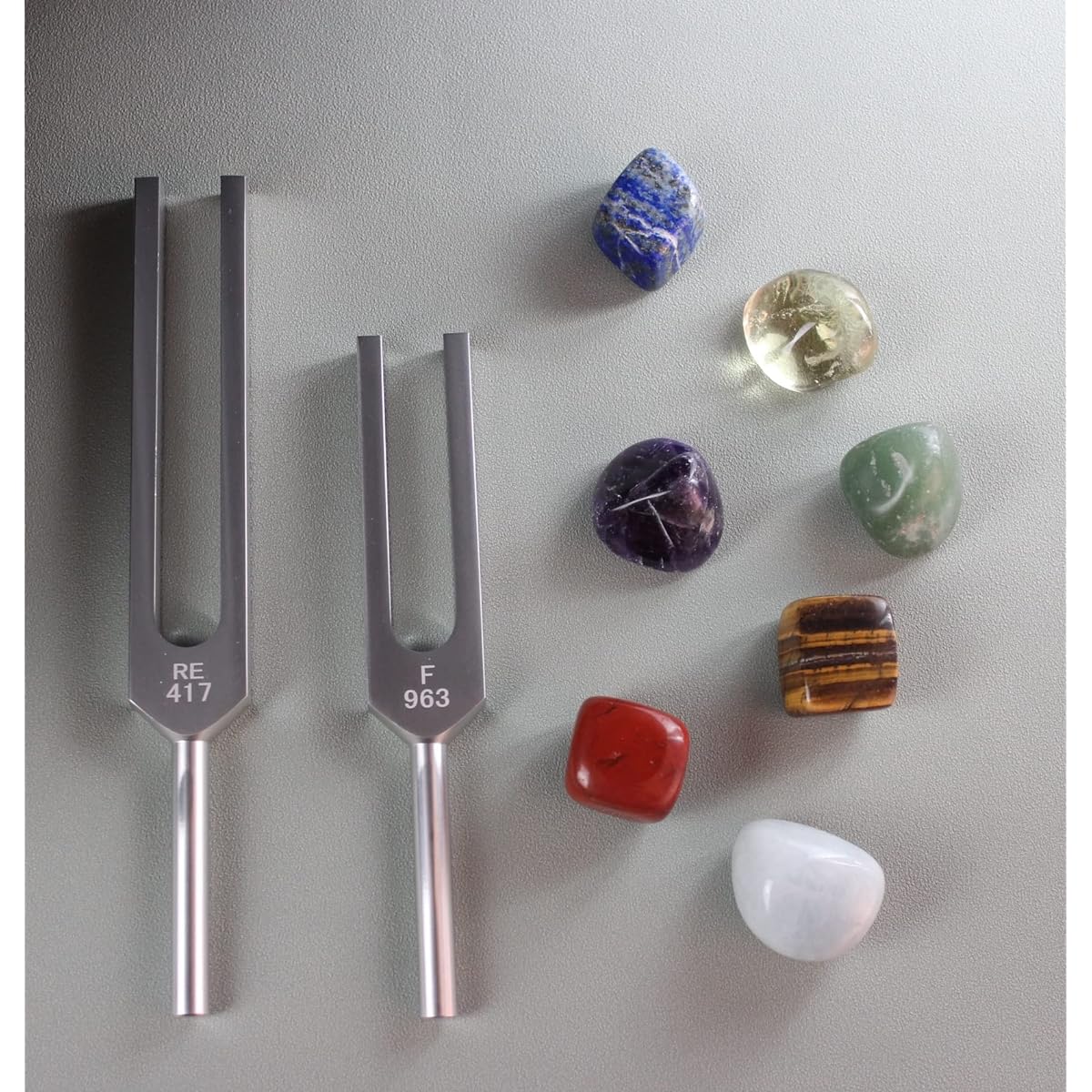 Tuning Fork with Chakra Healing Crystal Kit, 417Hz & 963Hz Solfeggio Frequencies, Meditation & Relaxation, Self-Care Gifts for Women, Recyclable Packaging (Shiny Silver)