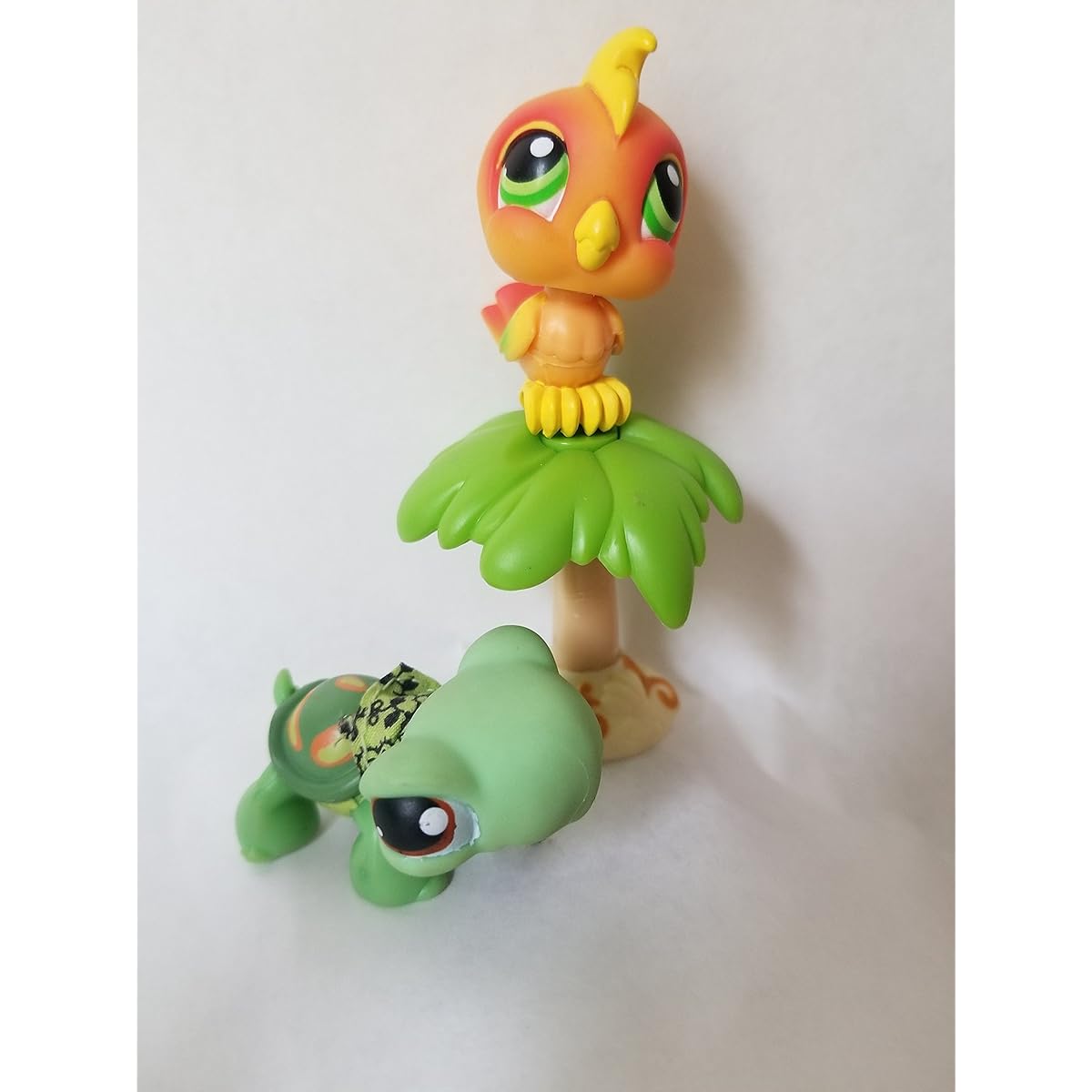 Hasbro Year 2005 Littlest Pet Shop Pet Pairs "Playground Pals" Series Collectible Bobble Head Pet Figure Set - Green Turtle (#119) with Lei and Orange Cockatoo Bird (#120) with Island and Palm Tree (51828) By Hasbro [並行輸入品]