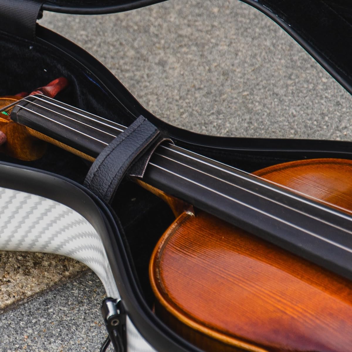 Christina A qinfubao with a hygrometer installed inside a carbon fiber random violin case