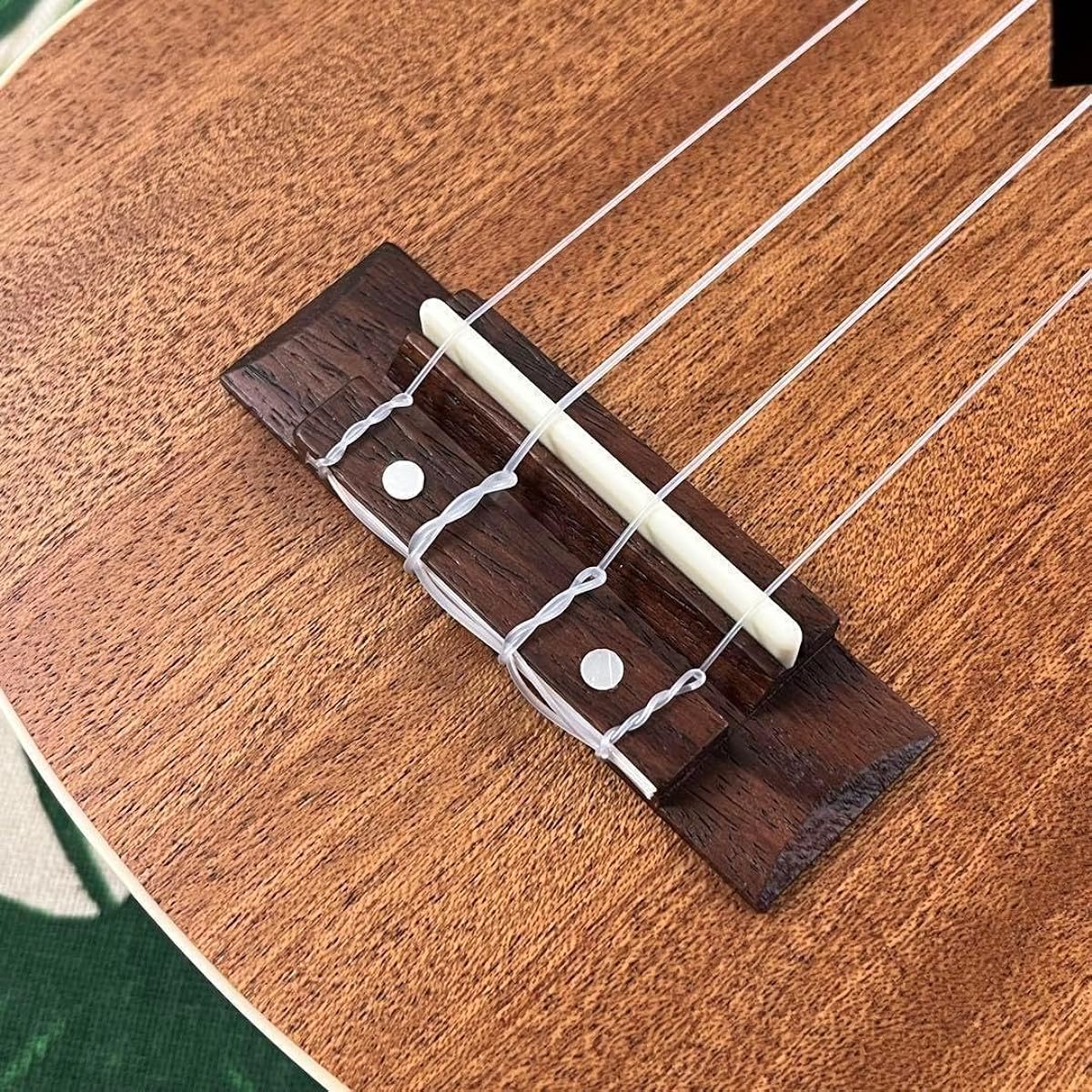 Beginner's set: Cute heart-shaped mahogany soprano ukulele. Ukulele specialty store.