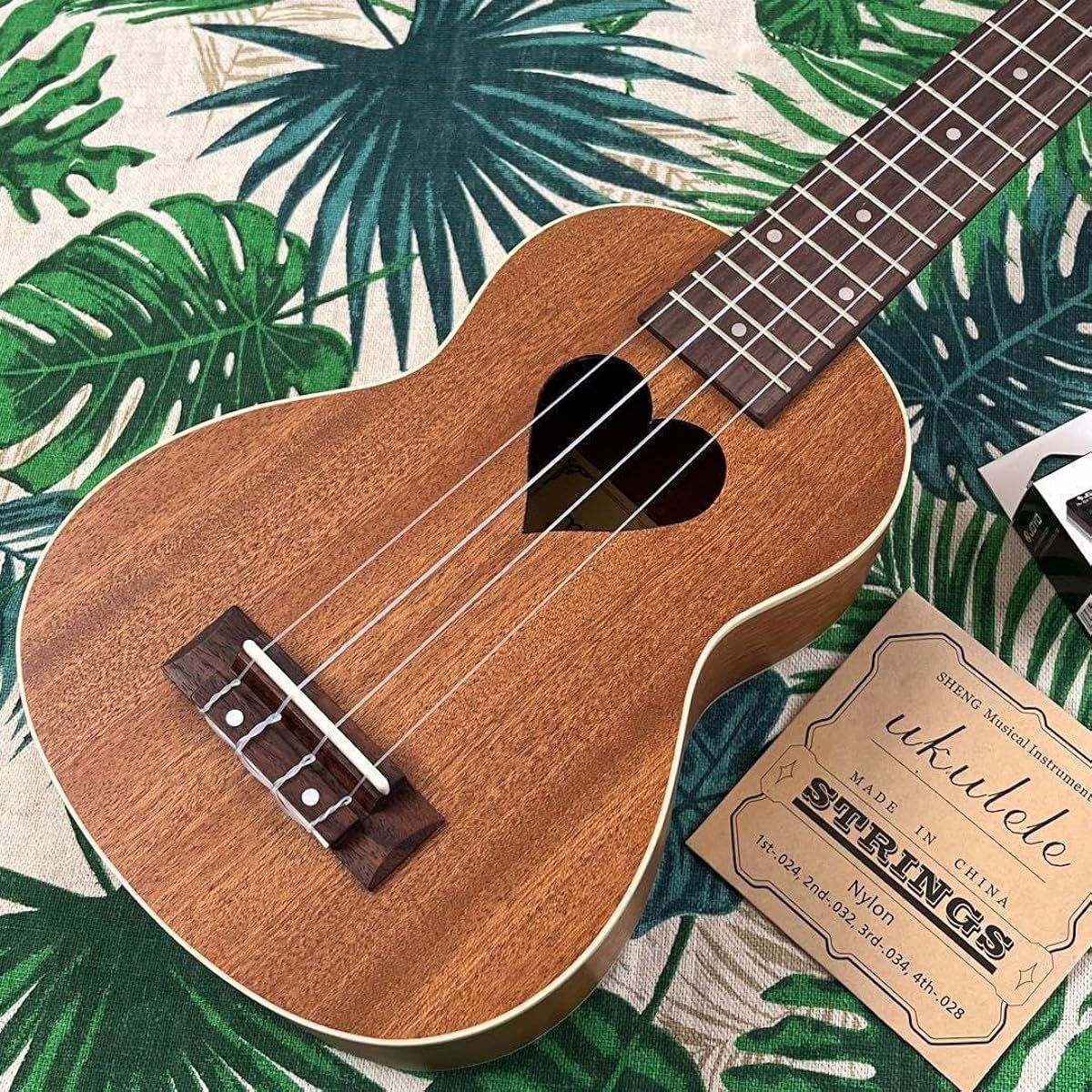 Beginner's set: Cute heart-shaped mahogany soprano ukulele. Ukulele specialty store.