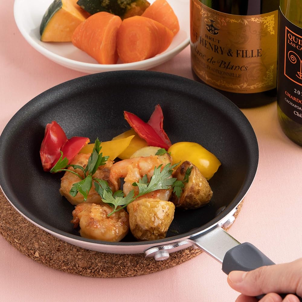 Endo Shoji TKG Frying Pan 37cm Thick and sturdy construction For gas fires only Teflon coating prevents sticking Inner diameter x depth (mm) 353 x 63 Bottom inner dimension (mm) 300 Mass (kg) 1.97 Thickness (mm) 3.8 Commercial AHLM337