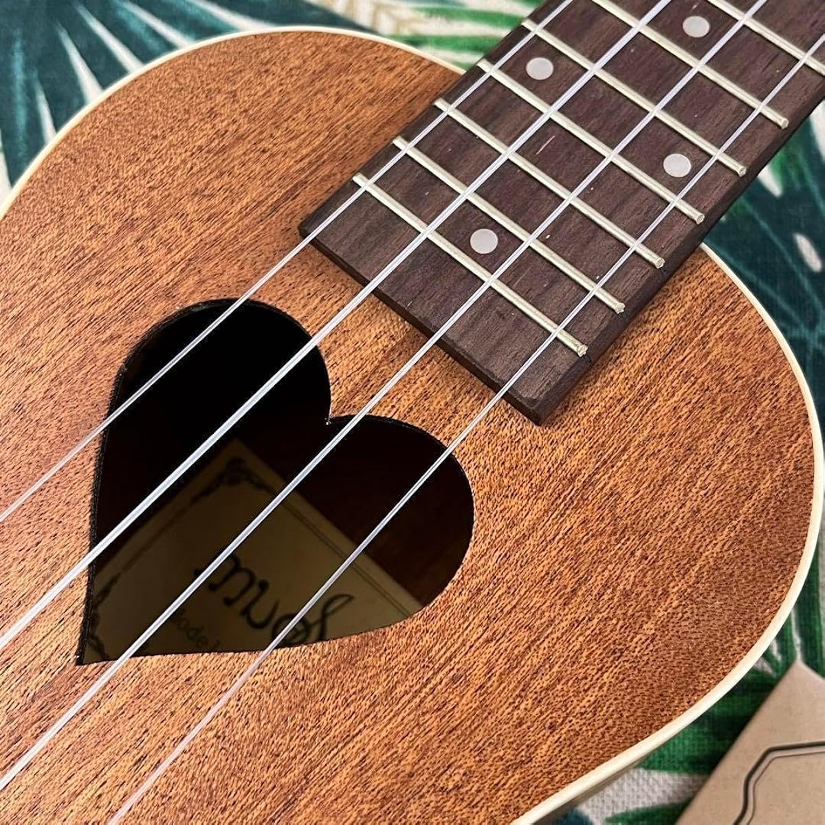 Beginner's set: Cute heart-shaped mahogany soprano ukulele. Ukulele specialty store.