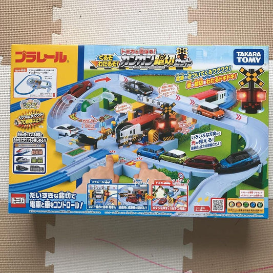 Let's play with Plarail Tomica! It's coming! Can-can railroad crossing set