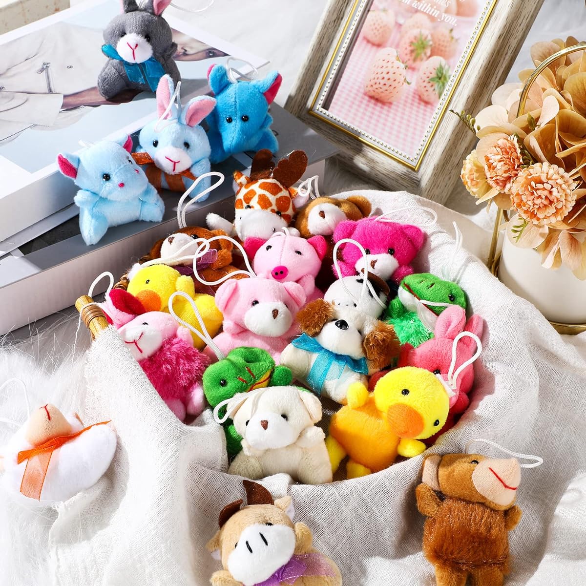 HyDren Mini Plush Toys 200 Pieces Bulk Small Stuffed Animals Set Claw Machine Filler Toys Small Creatures Keychains Boys Girls Carnival Prizes Student Classroom Rewards Gift Bag Fillers Party Favors