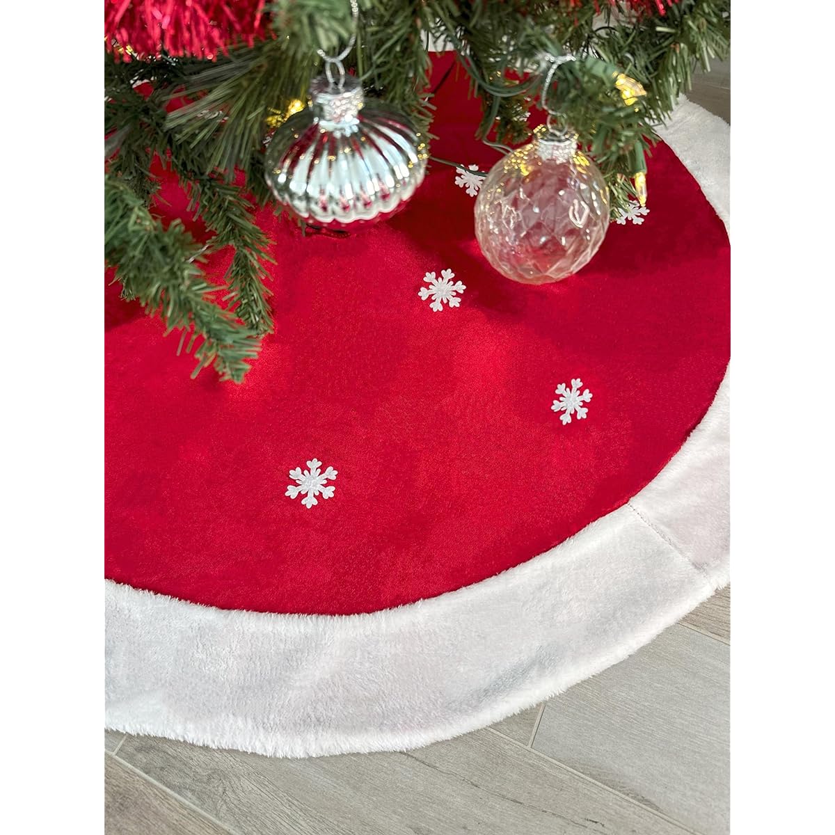 White Knit Christmas Tree Skirt, 48" Diameter, Classic White Knit Center, Buttoned Decoration, Soft, Boxing Day Gift, Present
