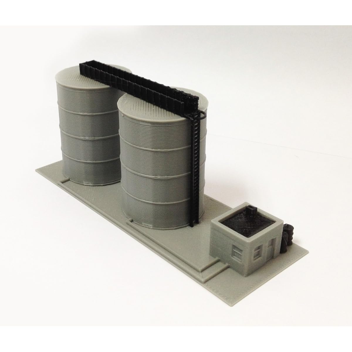 Outland Models Railway Scenery Gas/Fuel Standing Tank Set N Scale 1:160