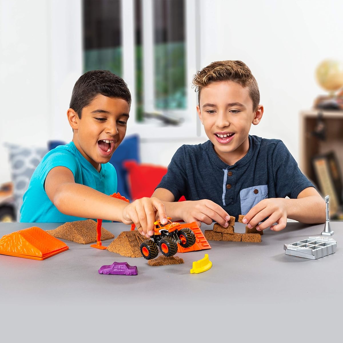 Monster Jam, El Toro Loco Monster Dirt Deluxe Set with 16oz Monster Dirt and Official 1:64 Scale Die-Cast Trucks