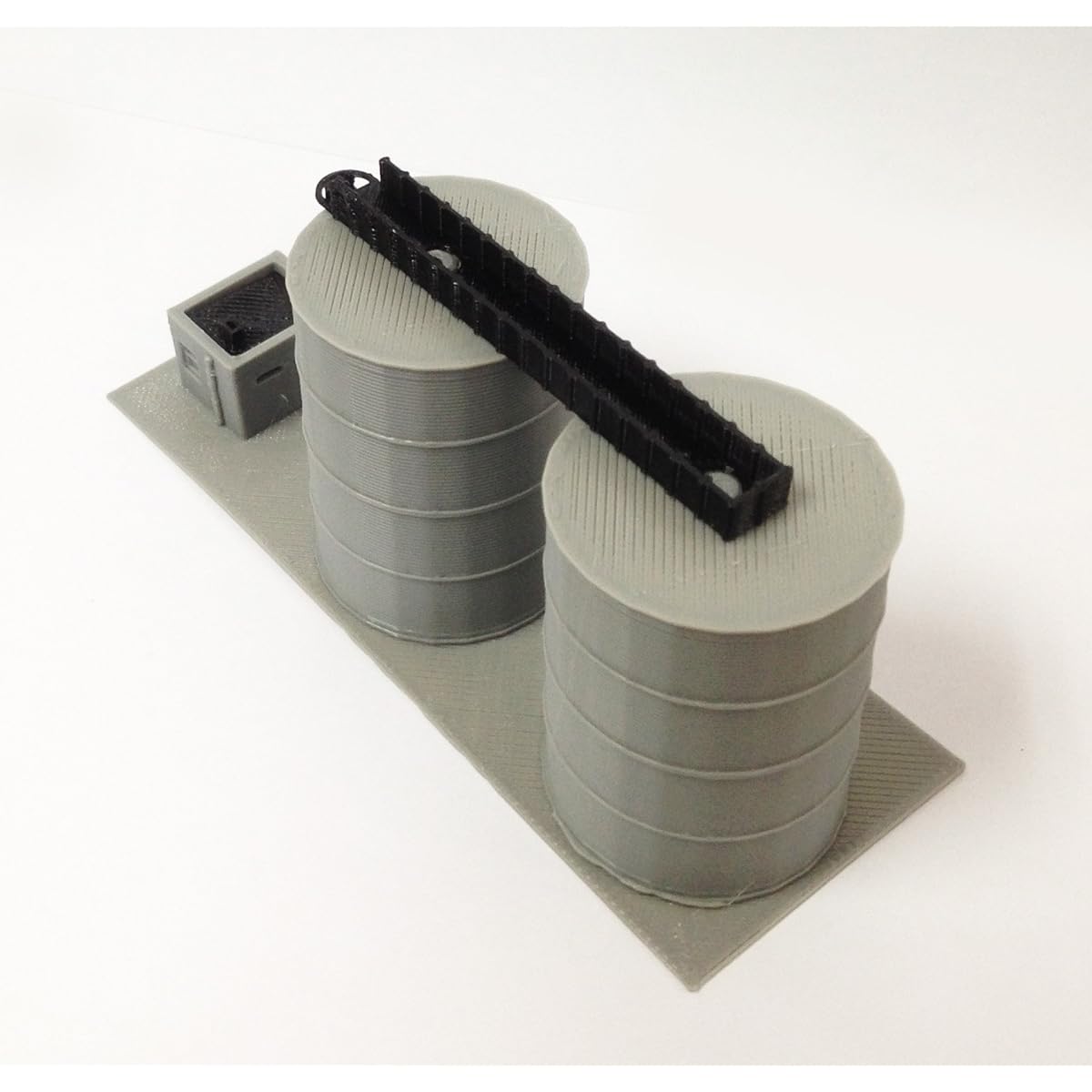Outland Models Railway Scenery Gas/Fuel Standing Tank Set N Scale 1:160