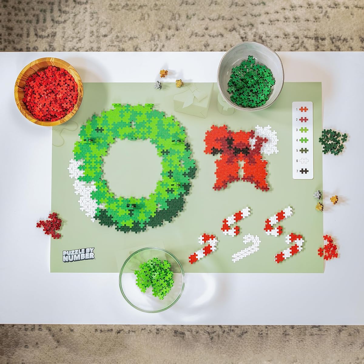 PLUS PLUS - Puzzle by Numbers - 500 Piece Wreath - Construction Building STEM/Steam Toys Interlocking Mini Puzzle Blocks for Kids