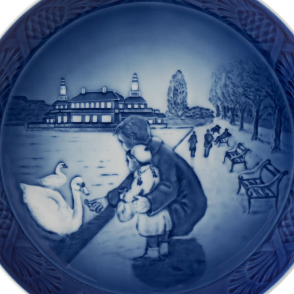 Royal Copenhagen Year Plate Christmas Plate 2017 2017 Lakeside Walk 1901117 [Parallel Import] 1901117