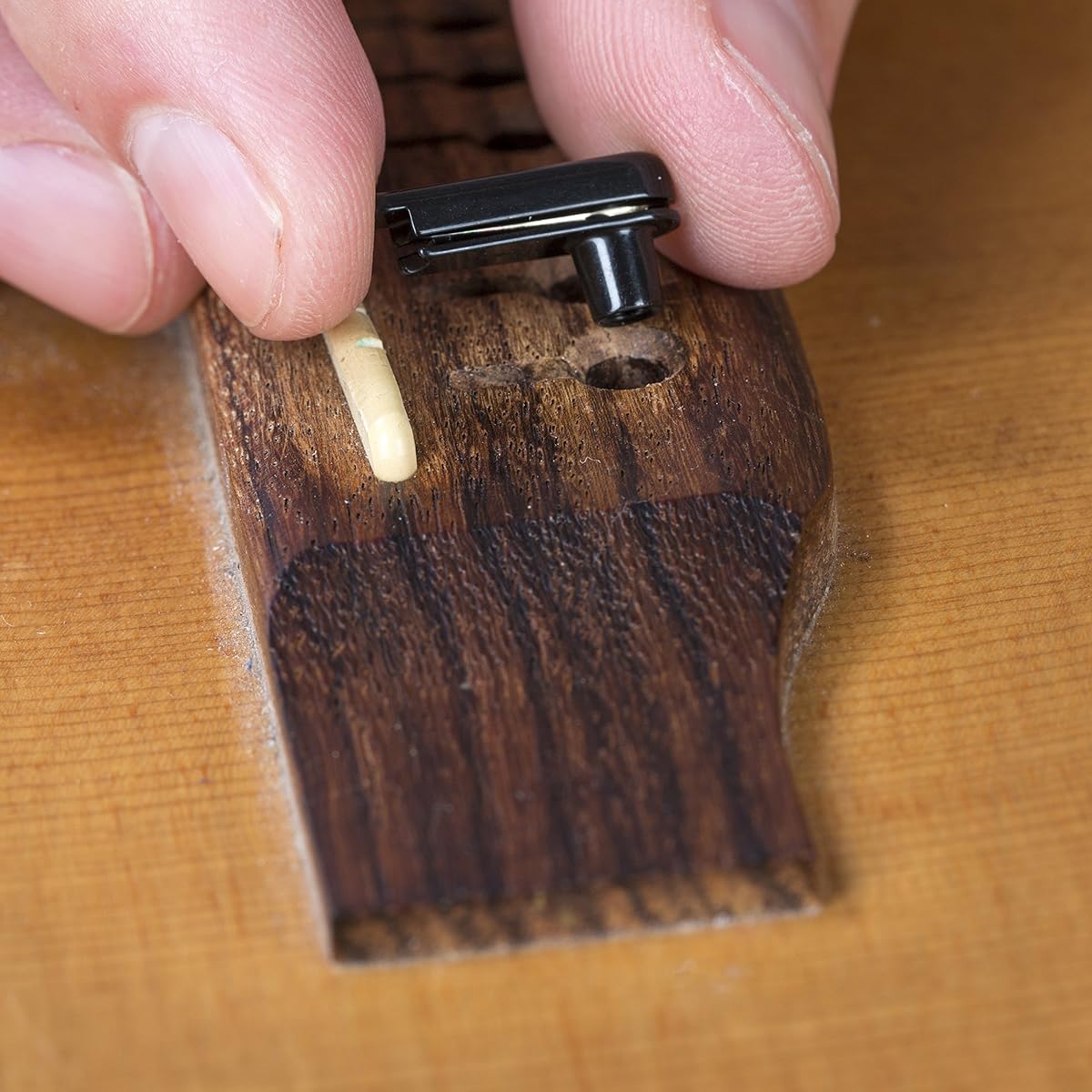 Power pin + plate for acoustic guitar (black)