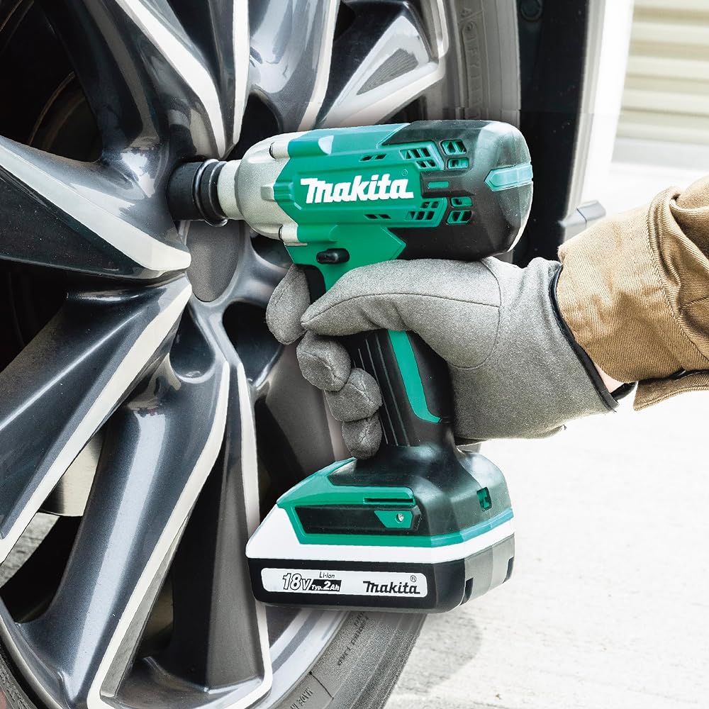 Makita Rechargeable Impact Wrench 18V2Ah with battery, charger, and case MTW001DSA