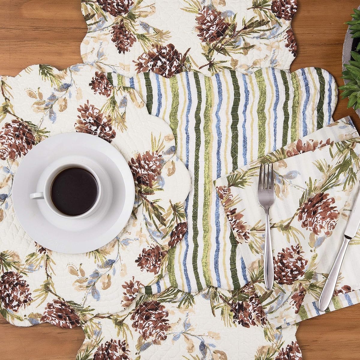 C&F Home Cooper Pines Pine Cone Lodge Table Cotton Table Runner, Green
