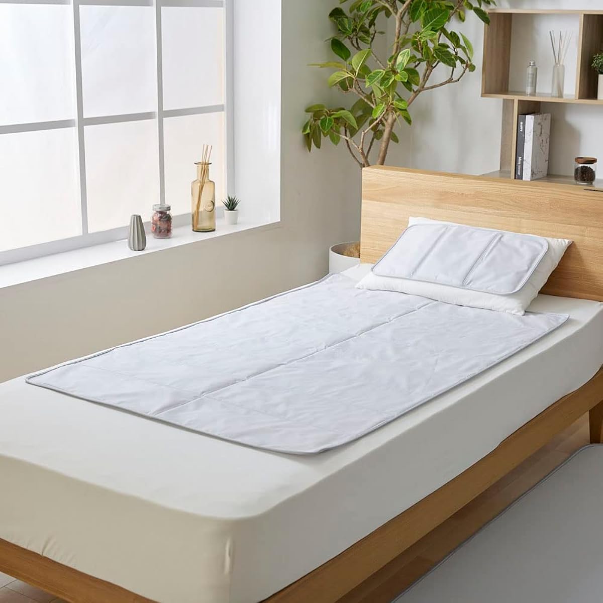 Iris Plaza Completely Waterproof Cool Salt Gel Pad Q-MAX0.597 Instant Cooling Gel + Continuous Cool Feeling Restores Cool Feeling When You Turn Over in Sleep Mildew Resistant Ultra Cool 90 x 140cm Light Gray [Parallel Import]