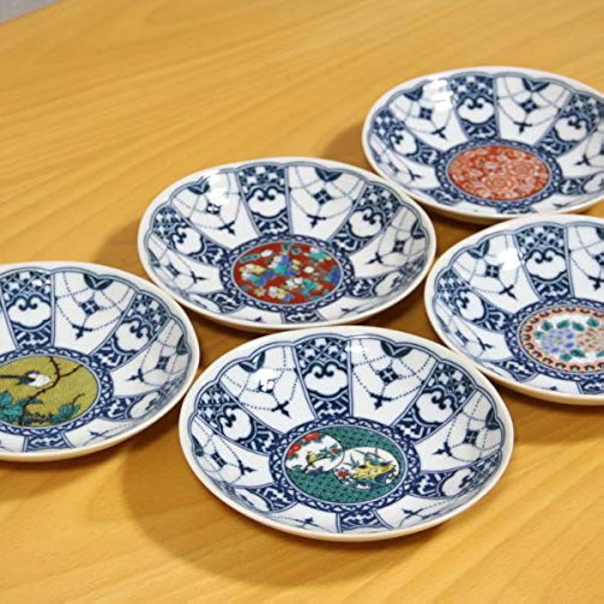 Kutani ware Seikaze No. 4 plate set (set of 5), crest period painting style