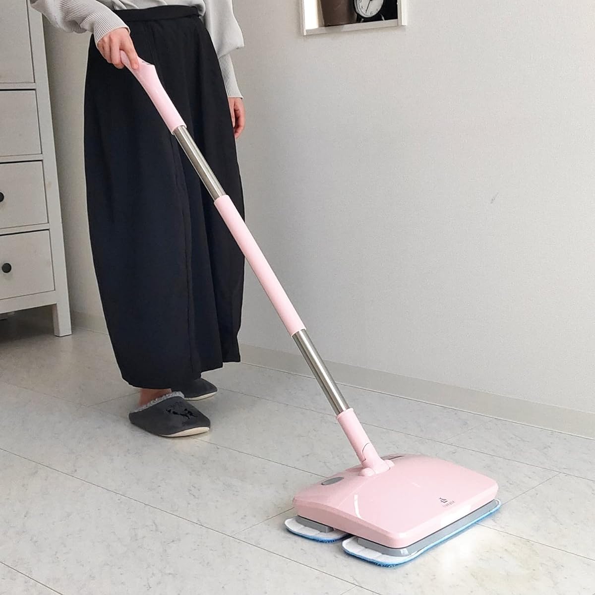 Reliable Japanese company [Box-damaged outlet/regular warranty] EM-011SP | Cordless electric mop (with water spray function) | livease | Cleans germs with a mop pad that vibrates approximately 1,000 times per minute and water spray (Sakura Pink)