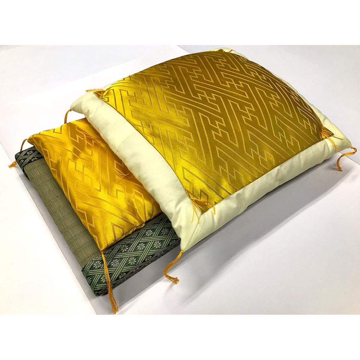 Increase your money luck! With premium tatami base and golden light shining wallet futon, you will get the chance to earn the strongest money fortune with the power of money fortune in 2023!