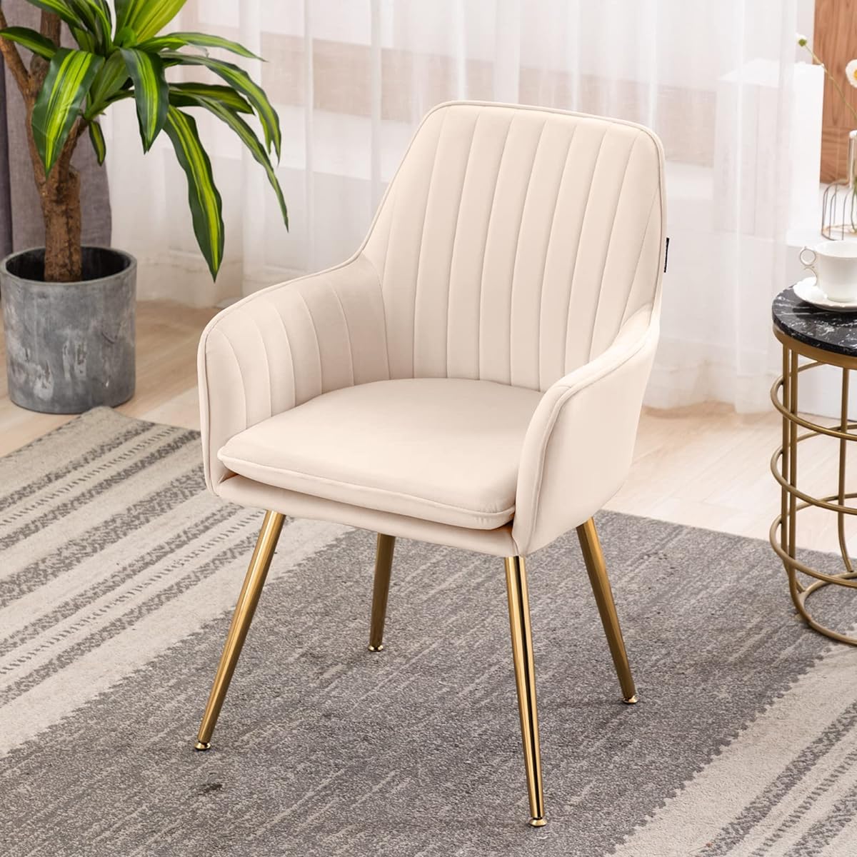 ALtrobene Dining Chair with Arms, Stylish Scandinavian Chair with Gold Legs, Velvet Dresser Chair, Cafe Bar, Home Office, Restaurant, Office Chair, Desk Chair, Computer Chair, Makeup Chair, Beige