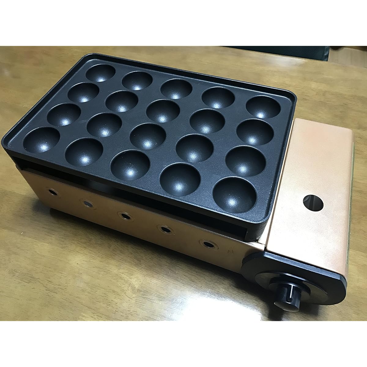 Iwatani Cassette Grill Takoyaki Machine Flame Tako 20 Holes [Recipe and 5 Bamboo Skewers Included] CB-TK-A